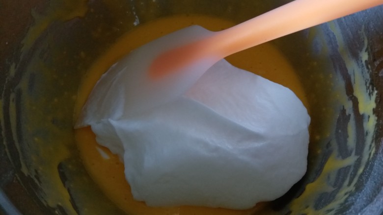 肉松小贝,分三分之一的蛋白霜到蛋黄糊内,用硅胶刮刀翻拌均匀