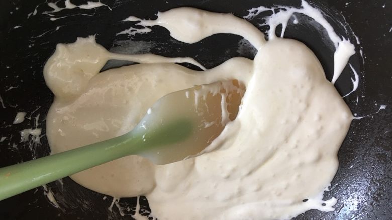 雪花酥,融化成液态,喜欢吃硬点的多炒一会儿,喜欢软一点的这个状态就可以了