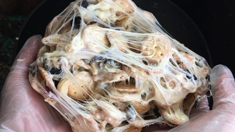 雪花酥,带上硅胶手套可以上手了,充分揉匀,让棉花糖包裹住所有材料