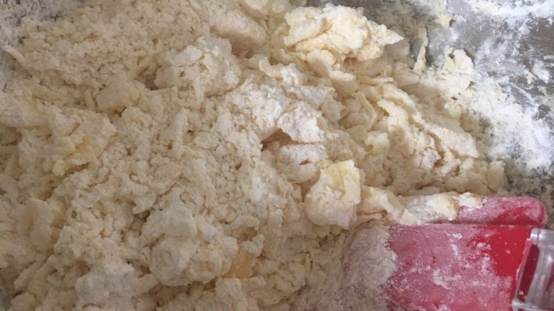 黄油曲奇,4️⃣ 加入所有材料,用刮刀搅拌均匀。