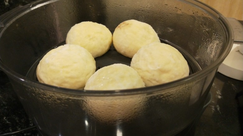 新文美食 网红馒头变身鸡蛋饼,做馒头<a style='color:red;display:inline-block;' href='/shicai/ 9'>鸡蛋</a>饼首先要把馒头蒸好,也可以买现成的。
