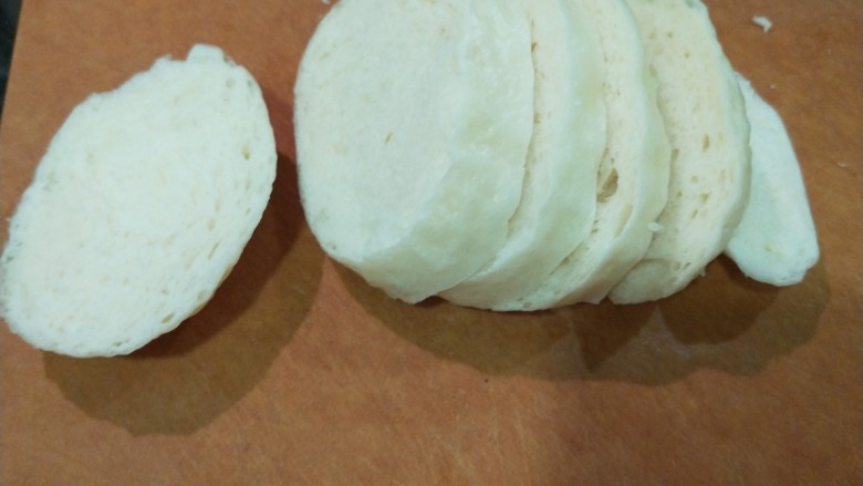 新文美食 网红馒头变身鸡蛋饼,馒头切厚片。