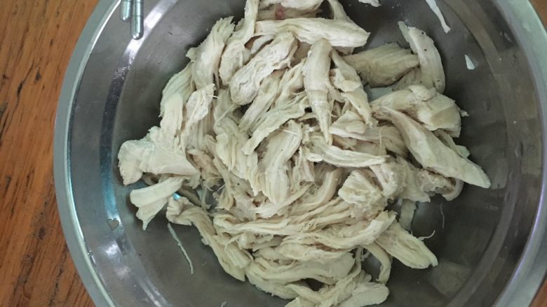 甜橙鸡肉沙拉,鸡肉煮熟后放凉撕成小块。