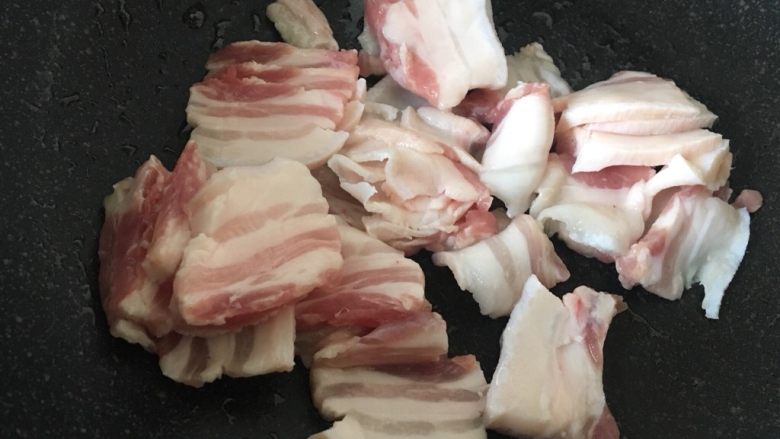 白菜肉片煲,锅烧热，少许油滑锅，放入五花肉。