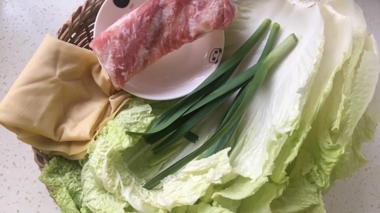 白菜肉片煲,准备食材。