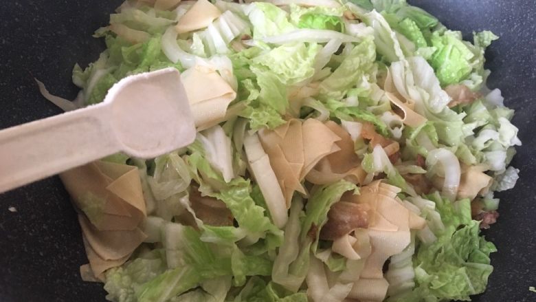 白菜肉片煲,加盐翻炒均匀，加一小碗水，大火烧开，盖上盖子焖烧三分钟。