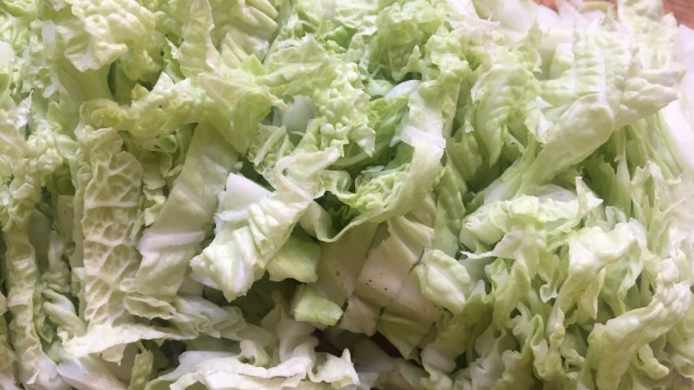 白菜肉片煲,白菜叶切成丝备用。
