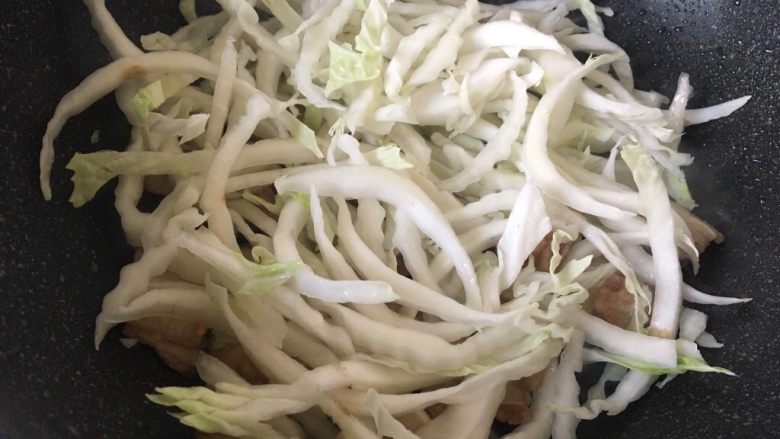 白菜肉片煲,放入<a style='color:red;display:inline-block;' href='/shicai/ 718'>料酒</a>翻炒至五花肉变软，放入白菜杆。