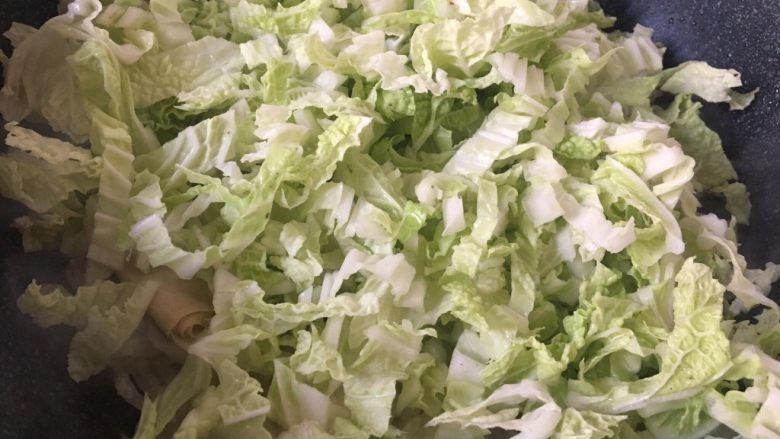 白菜肉片煲,放入白菜叶翻炒。