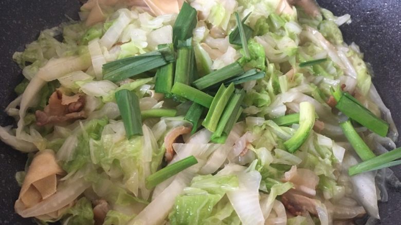 白菜肉片煲,放入大蒜叶和<a style='color:red;display:inline-block;' href='/shicai/ 7963'>虾粉</a>，翻炒均匀出锅。
