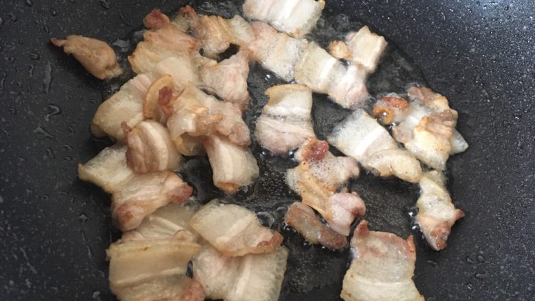 白菜肉片煲,大火煎至五花肉表面微微发黄。