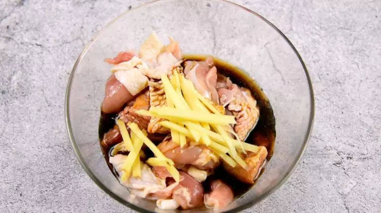 吃鸡的好方法,简单又好吃——黄花菜蒸鸡,放入姜丝、料酒、生抽、盐、糖、淀粉,抓匀
