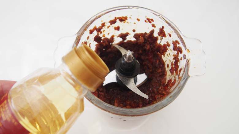 蔓越莓红枣糕,加入<a style='color:red;display:inline-block;' href='/shicai/ 140122'>玉米油</a>,继续用料理机搅拌均匀