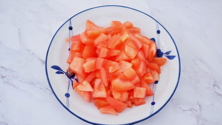 番茄金针菇豆腐汤,西红柿先在顶部切十字,用开<a style='color:red;display:inline-block;' href='/shicai/ 156925'>水</a>烫至皮开,撕去皮切成小块