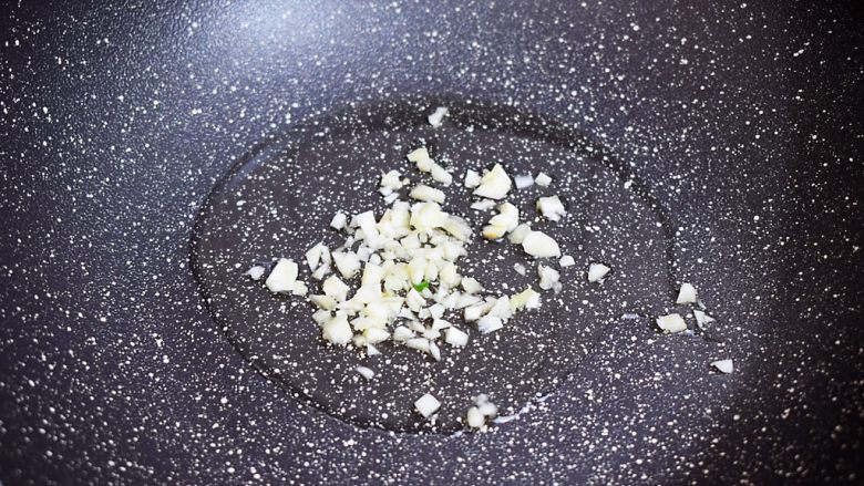 番茄金针菇豆腐汤,锅中倒入适量的食用油烧热,放入蒜末爆香