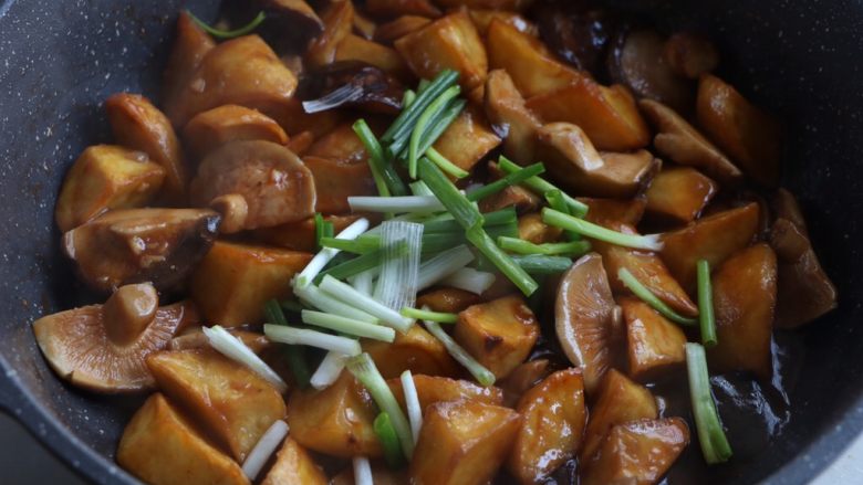 土豆烧香菇,出锅之前放入小葱段即可;