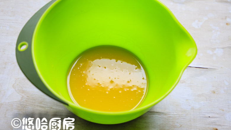 数字生日蛋糕,分开蛋清、蛋黄至2个无油无水的干净容器中,蛋黄中加入<a style='color:red;display:inline-block;' href='/shicai/ 140122'>玉米油</a>搅拌均匀。