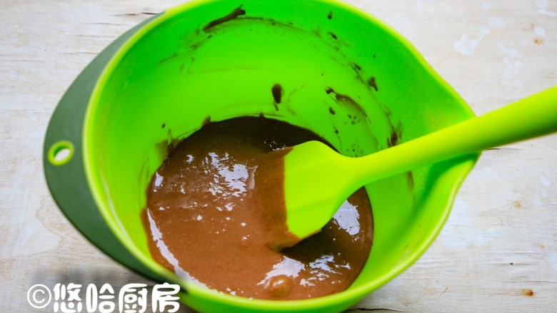 数字生日蛋糕,筛入金龙鱼糕点用小麦粉至蛋黄液中,用蛋抽或刮刀上下翻拌均匀,待用。