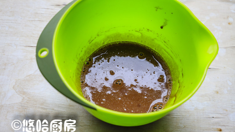 数字生日蛋糕,可可溶液过筛至蛋黄液中,若有未溶解的可可粉,用刮刀反复在筛网上按压几次就会划开,别浪费。
