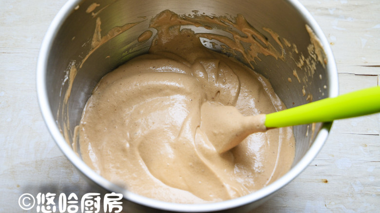 数字生日蛋糕,拌匀的蛋黄糊倒回余下的蛋白霜中,继续采用切拌的方式拌匀,拌匀的面糊光滑细腻有光泽。