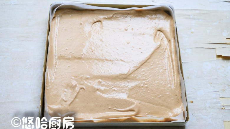 数字生日蛋糕,烤盘中提前铺好油纸,将面糊倒入烤盘中,用刮板将表面大致刮平。