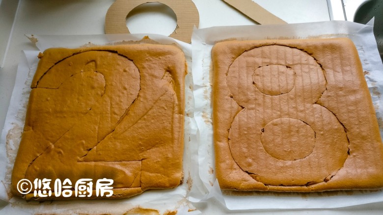 数字生日蛋糕,用硬纸板剪出要用到的数字,大小随意,我裁剪的数字有点大,一份蛋糕只能裁剪出一个数字,用锋利的刀子刻出蛋糕。数字某宝上有卖现成模板的,大小尺寸都有,按需购买哈。