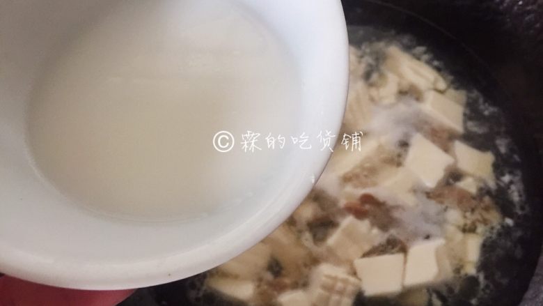 荠菜肉丝豆腐羹,煮开后，勾芡