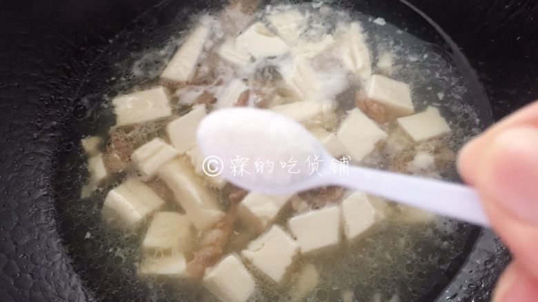 荠菜肉丝豆腐羹,加盐