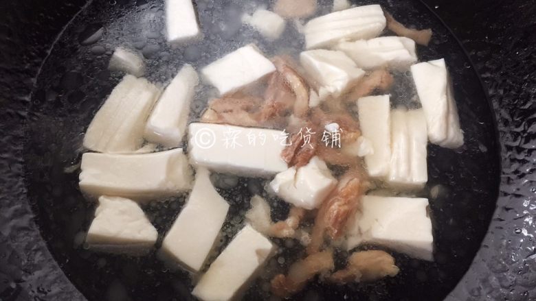 荠菜肉丝豆腐羹,加入盖没豆腐的水