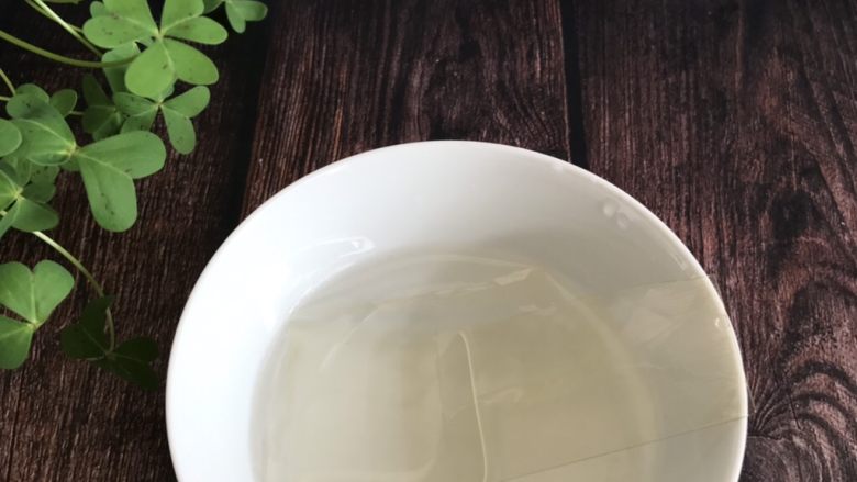 网红小狗慕斯蛋糕,把吉利丁片放冷水中泡软,然后把冷水倒掉