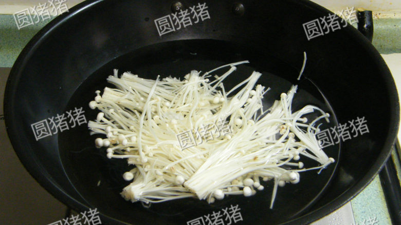 金针酸汤肥牛,锅内烧开水,放入金针菇氽烫1分钟捞起。