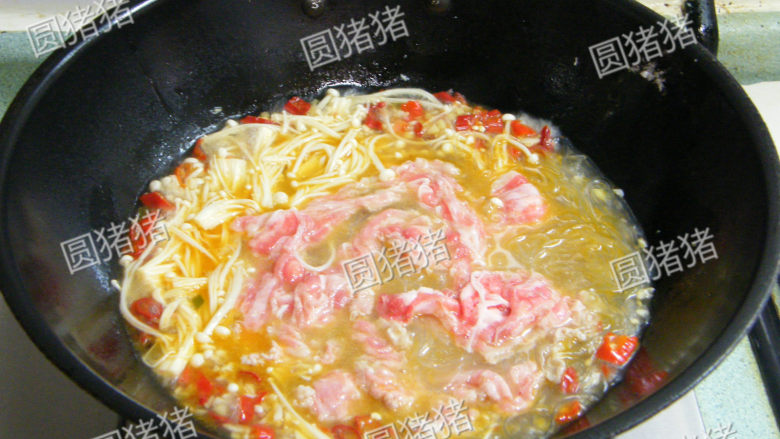 金针酸汤肥牛,煮开后加入烫过的金针菇及粉丝,肥牛片。