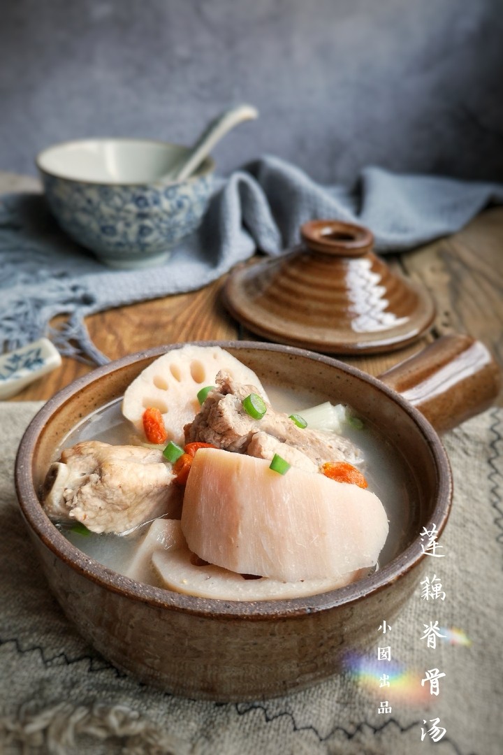 莲藕脊骨汤,味道浓郁,莲藕软糯,清淡不油腻。