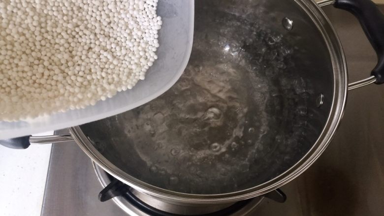 香甜奶椰红豆西米露,锅里的水烧开后倒入西米(水稍微多一点)