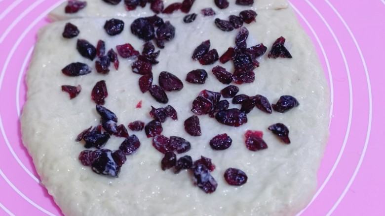 日式炼乳蔓越莓面包,撒上<a style='color:red;display:inline-block;' href='/shicai/ 109174'>蔓越莓干</a>。(你喜欢的果干都可以)