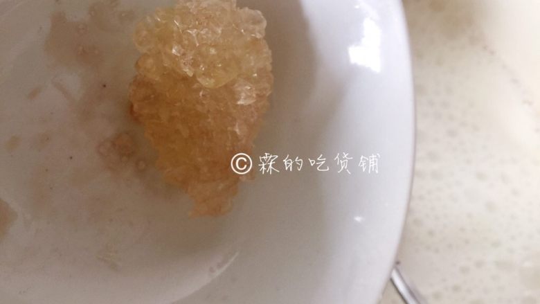 香甜奶椰红豆西米露,牛奶和椰浆放入锅里烧开，然后根据个人口味放入适量<a style='color:red;display:inline-block;' href='/shicai/ 866'>冰糖</a>（白砂糖也可以）