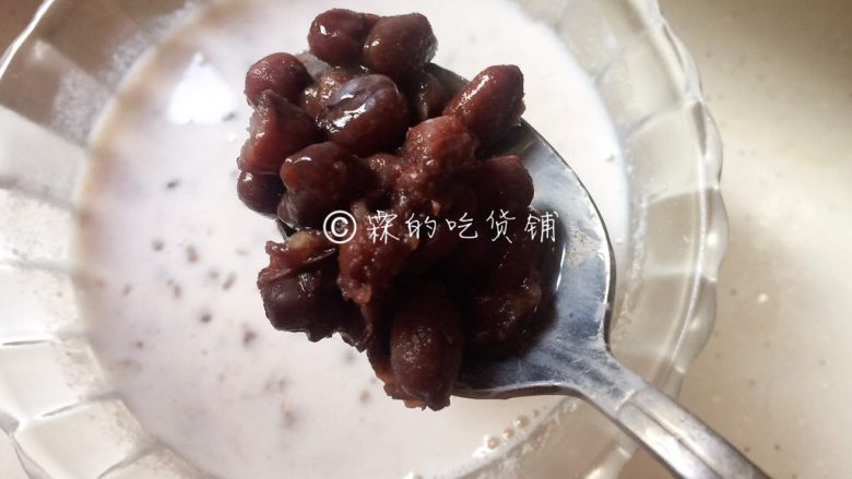 香甜奶椰红豆西米露,再加蜜红豆,搅拌一下就可以食用啦