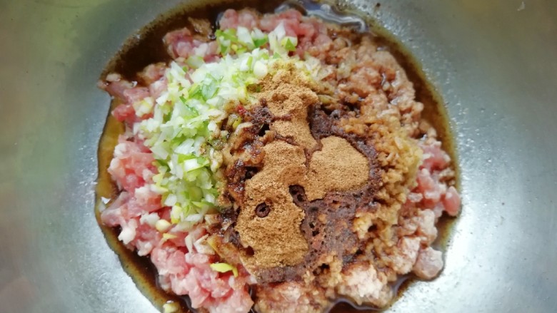 荠菜大肉馅饺子,放上<a style='color:red;display:inline-block;' href='/shicai/ 829'>十三香</a>，炒锅内倒适量的食用油烧热，浇在<a style='color:red;display:inline-block;' href='/shicai/ 829'>十三香</a>上面，搅拌均匀，让肉馅静置一会儿备用。