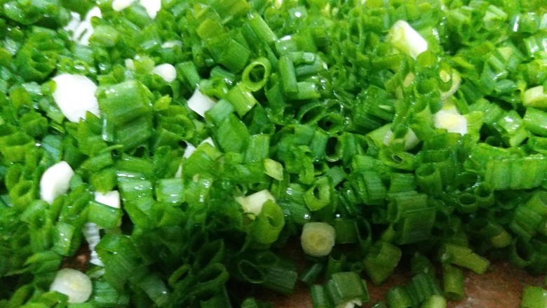 植物油香葱曲奇,葱洗干净,沥干水份,切成葱花备用