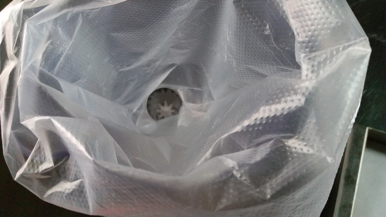植物油香葱曲奇,我用中号八齿裱花嘴,花嘴装在裱花袋内,裱花袋套在大杯子里