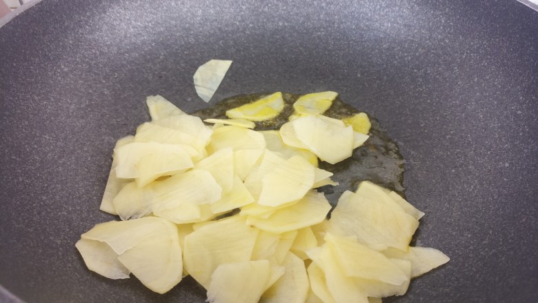 土豆片炒香肠,把土豆片放进去炒。