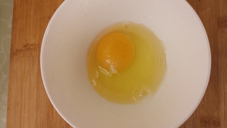 香肠鸡蛋汤,打入碗中。