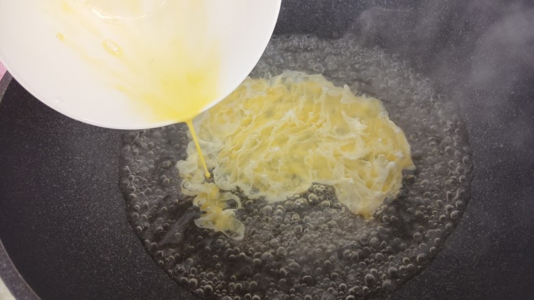香肠鸡蛋汤,倒入鸡蛋液。