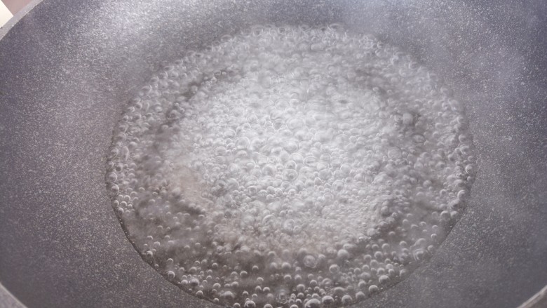 香肠鸡蛋汤,然后锅里水烧开。