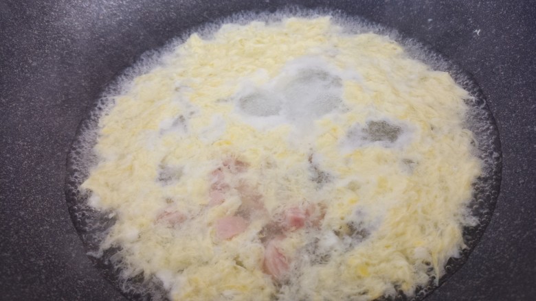香肠鸡蛋汤,开大火煮。