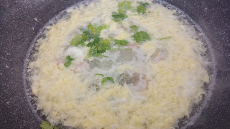 香肠鸡蛋汤,再加入香菜。