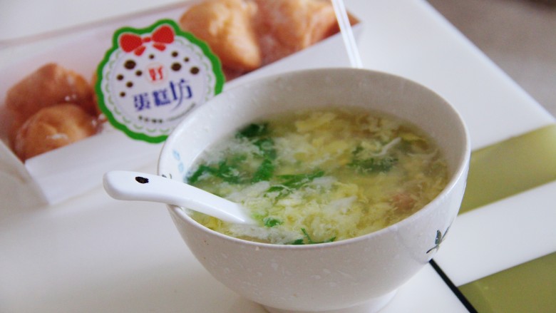 香肠鸡蛋汤,装入碗中。