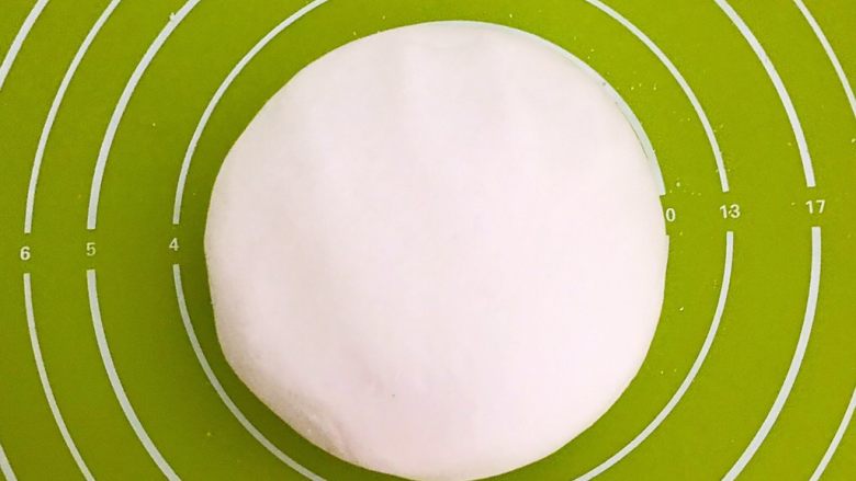 香炸麻团,揉成光滑的面团,盖上保鲜膜,饧面20分鐘