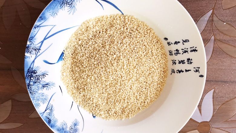 香炸麻团,脱皮白芝麻150克,放入盘里
