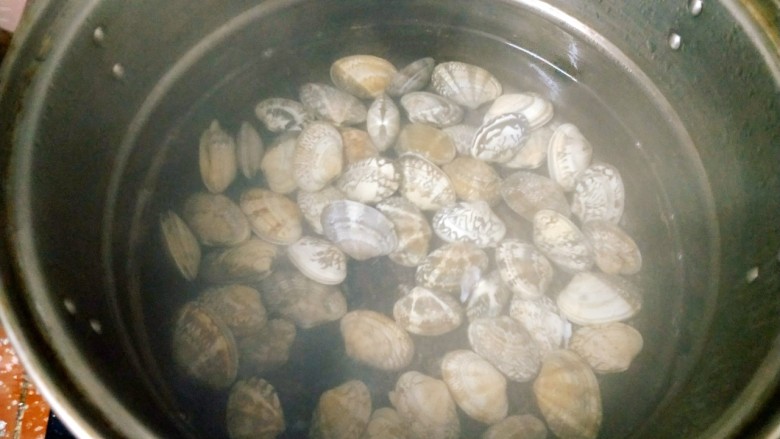 香辣花蛤,烧一锅开水,关火后将花蛤倒入烫三十秒。